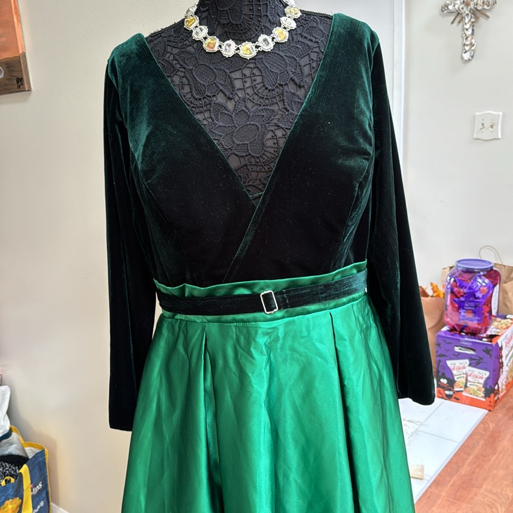 Elegant Green Velvet & Satin Evening Dress - Picture 2 of 8